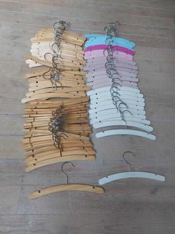 86 houten kledinghangers baby beschikbaar voor biedingen
