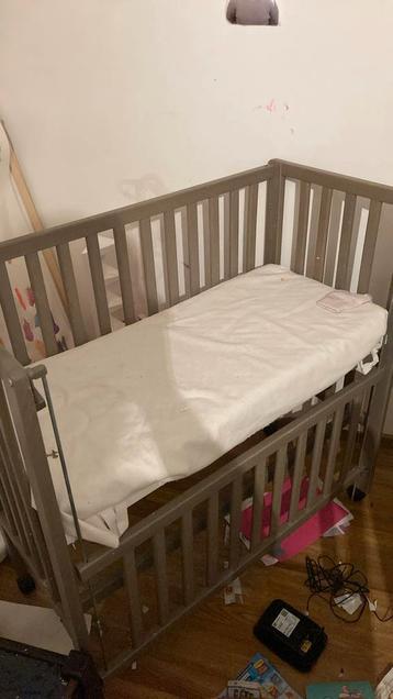 Hoge babybed NIET KAPOT  (plastic houd de deur omhoog ), Kinderen en Baby's, Babywiegjes en Ledikanten, Ophalen, Gebruikt