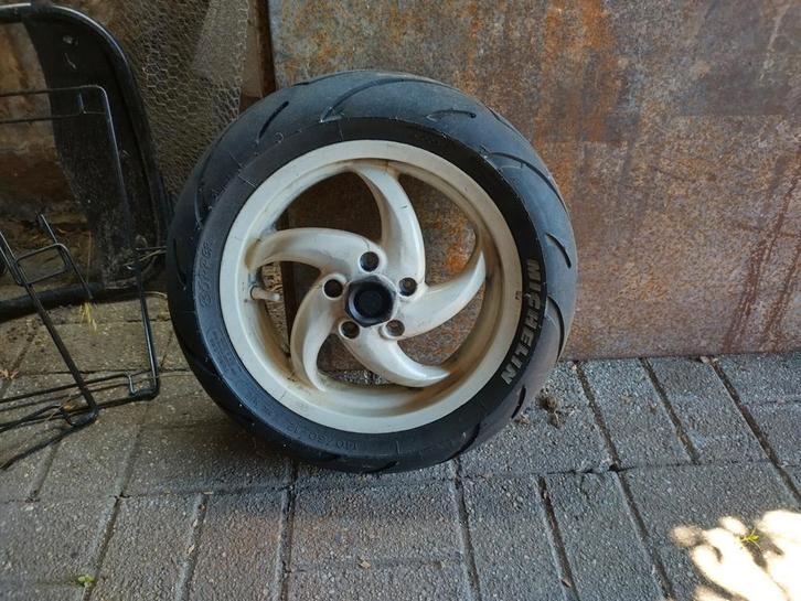 Gilera/Piaggio velg met Michelin bopper, Fietsen en Brommers, Brommeronderdelen | Scooters, Zo goed als nieuw, Piaggio, Overige typen