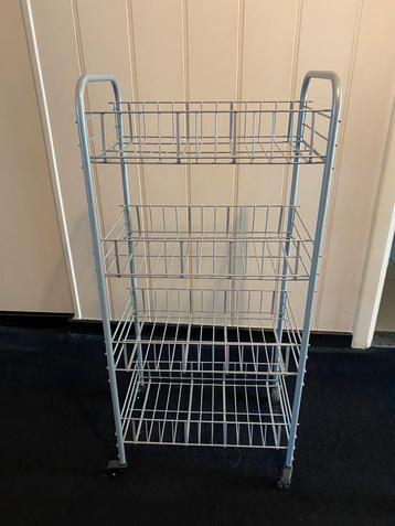 Ijzeren rekje op wieltjes beschikbaar voor biedingen