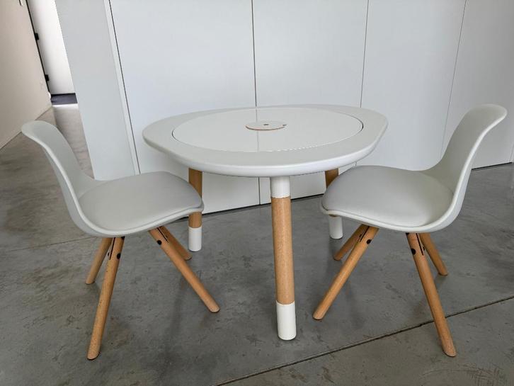 Stokke Mutable tafel V1 met bijpassende stoelen, Enfants & Bébés, Chambre d'enfant | Tables & Chaises, Comme neuf, Chaise(s), Enlèvement