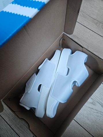 Nieuwe witte sandalen van Adidas  beschikbaar voor biedingen