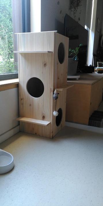 Houten kattenhuis beschikbaar voor biedingen