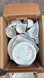 Twee serviezen ( 4 dozen) zwart en gebloemd, Huis en Inrichting, Keuken | Servies, Ophalen