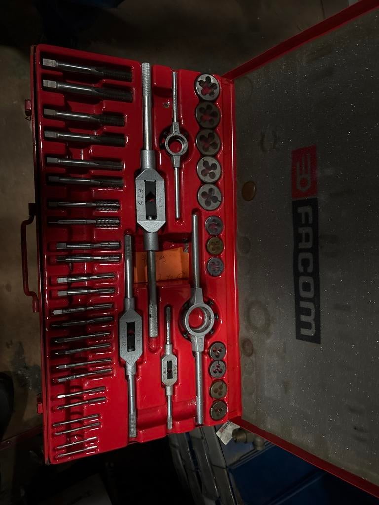 Coffret à tarauds et filières, Enlèvement, Comme neuf