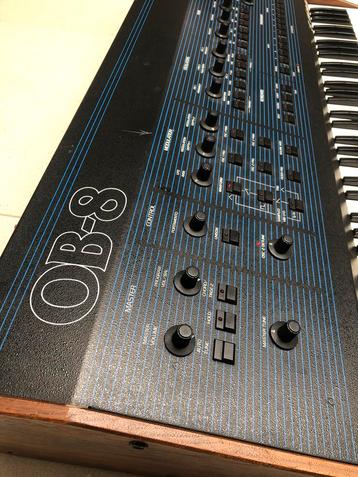 Oberheim OB-8 disponible aux enchères