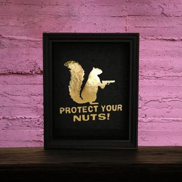 23kt goud kunstwerk Protect your Nuts verguld in lijst, Huis en Inrichting, Woonaccessoires | Lijsten, Overige materialen, Minder dan 50 cm