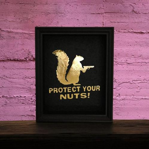 23kt goud kunstwerk Protect your Nuts verguld in lijst, Huis en Inrichting, Woonaccessoires | Lijsten, Nieuw, Minder dan 50 cm