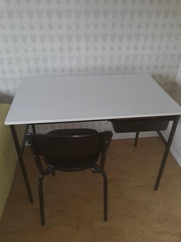 Bureau voor kinderen beschikbaar voor biedingen