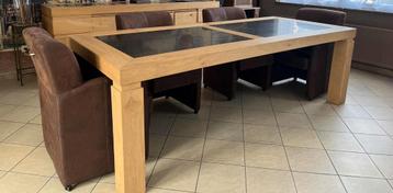 Heldere massief eikenhouten tafel met inleg van zwart marmer beschikbaar voor biedingen