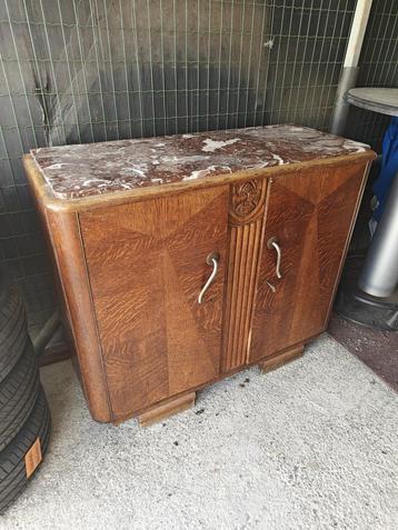 Antieke kast met marmeren blad beschikbaar voor biedingen