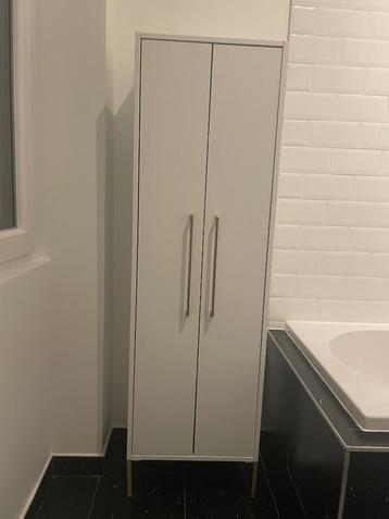 Witte kast beschikbaar voor biedingen