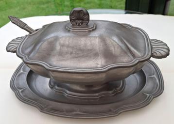 Soepterrine in tin met deksel, pollepel en schaal beschikbaar voor biedingen