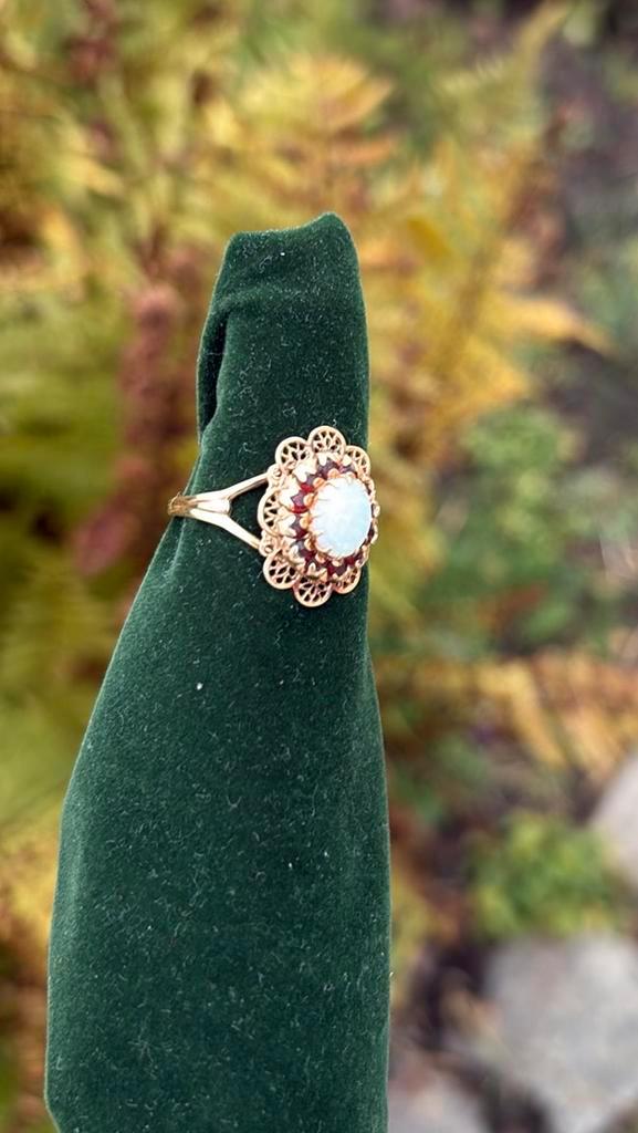 10k geel goud vintage Opaal en Granaat ring, Handtassen en Accessoires, Antieke sieraden, Ring, Goud, Met edelsteen, Ophalen of Verzenden
