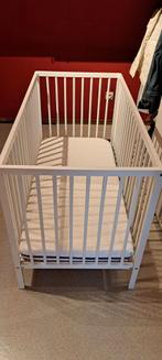 Babybedje + matras + matrasbeschermer, Kinderen en Baby's, Ophalen, Gebruikt, In hoogte verstelbaar
