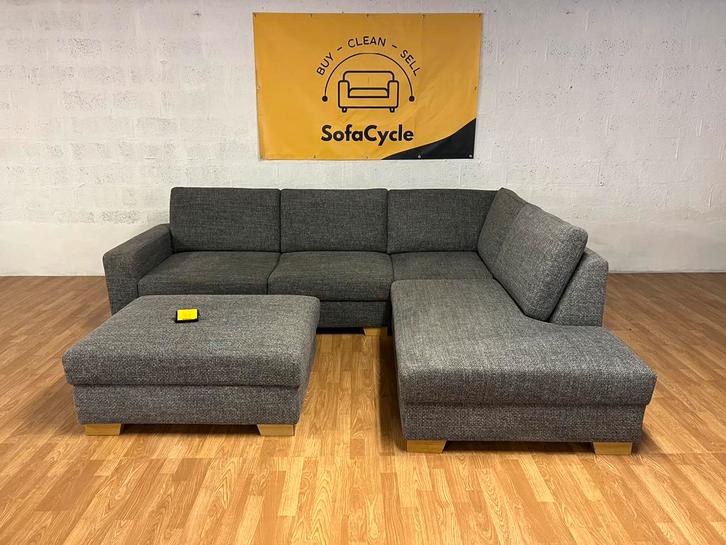 Eigentijdse grijze hoekzetel met poef – SofaCycle, Huis en Inrichting, Zetels | Voetbanken en poefs, Zo goed als nieuw, Stof, Ophalen of Verzenden