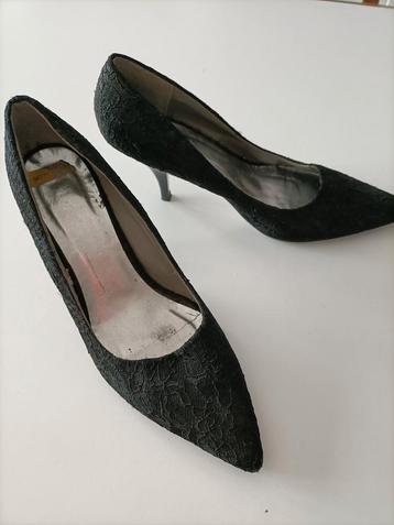 Zwarte kanten pumps maat 39 beschikbaar voor biedingen