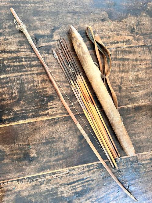 Carquois + Arc long avec flèches Forêt d'Ituri Congo, Antiquités & Art, Art | Art non-occidental, Enlèvement ou Envoi