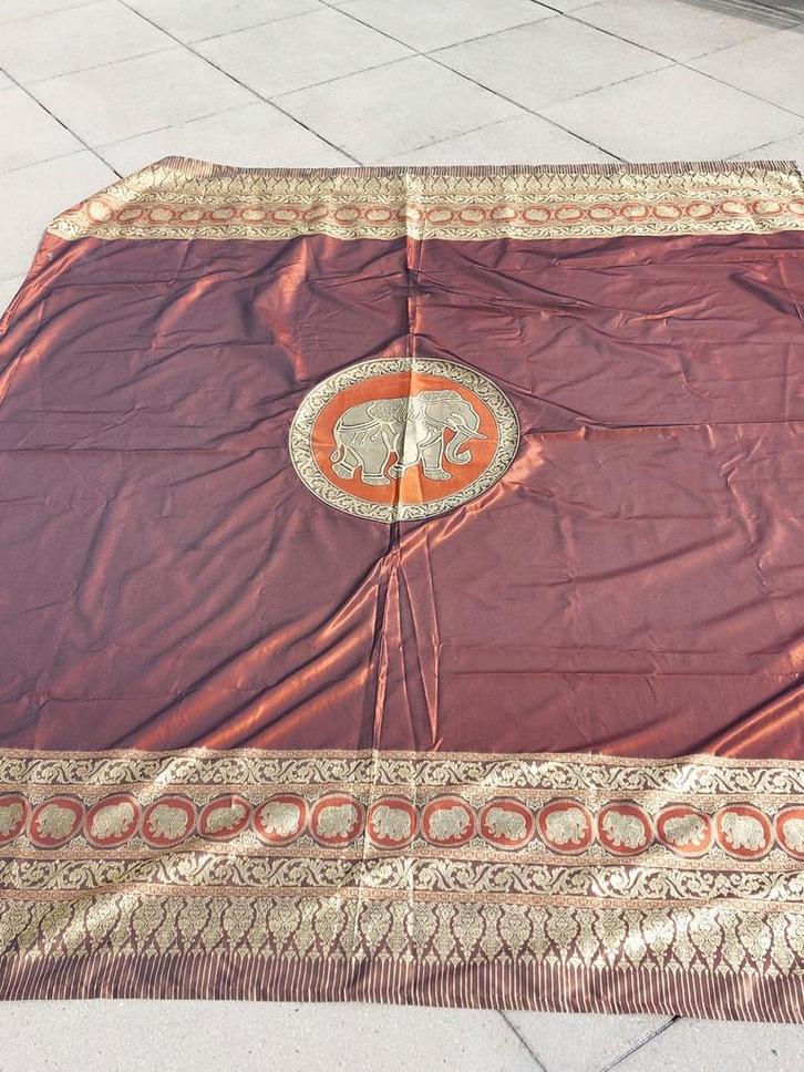 Grote satijnen stof gekocht in Thailand met olifantenpatroon, Antiek en Kunst, Antiek | Tapijten, Tafelkleden en Textiel, Ophalen of Verzenden