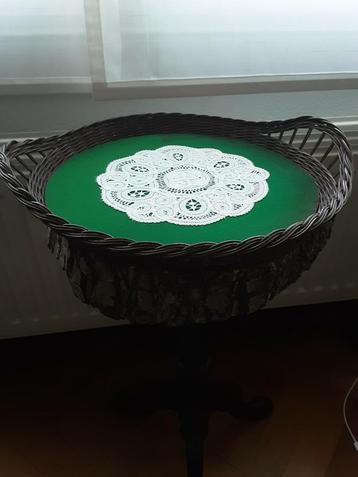Rieten dienblad met kanten sierlap !NOSTALGIE J.60  beschikbaar voor biedingen
