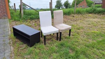 2 stoelen en 1 onderkast - Te doneren beschikbaar voor biedingen