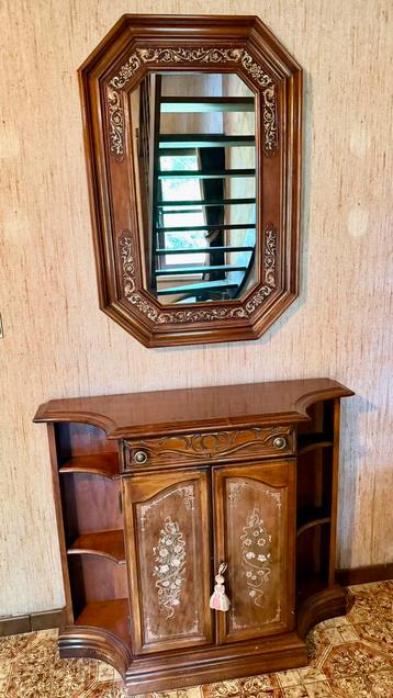 Kleine dressoir en bijhorende spiegel beschikbaar voor biedingen