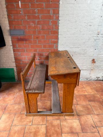 een authentiek houten schoolbankje beschikbaar voor biedingen