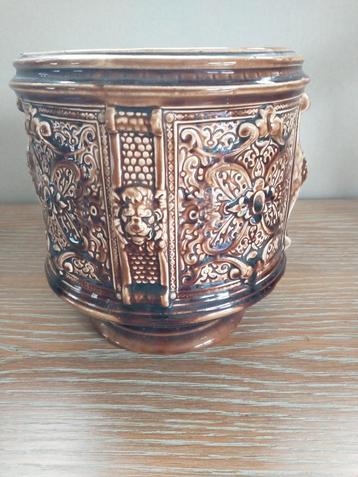 Oude cache pot beschikbaar voor biedingen