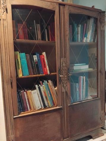 Boekenkast beschikbaar voor biedingen