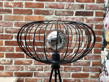 VLOERLAMP INDUSTRIEEL - METAAL - KOOILAMP INCL.DE LAMP beschikbaar voor biedingen