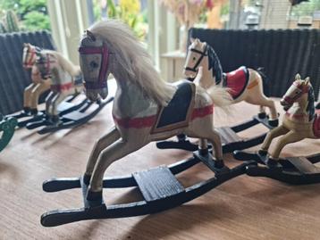 Verzameling houten schommel paardjes beschikbaar voor biedingen