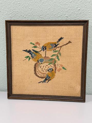 Vintage handgemaakt kruissteek borduurwerk vogels in lijst beschikbaar voor biedingen
