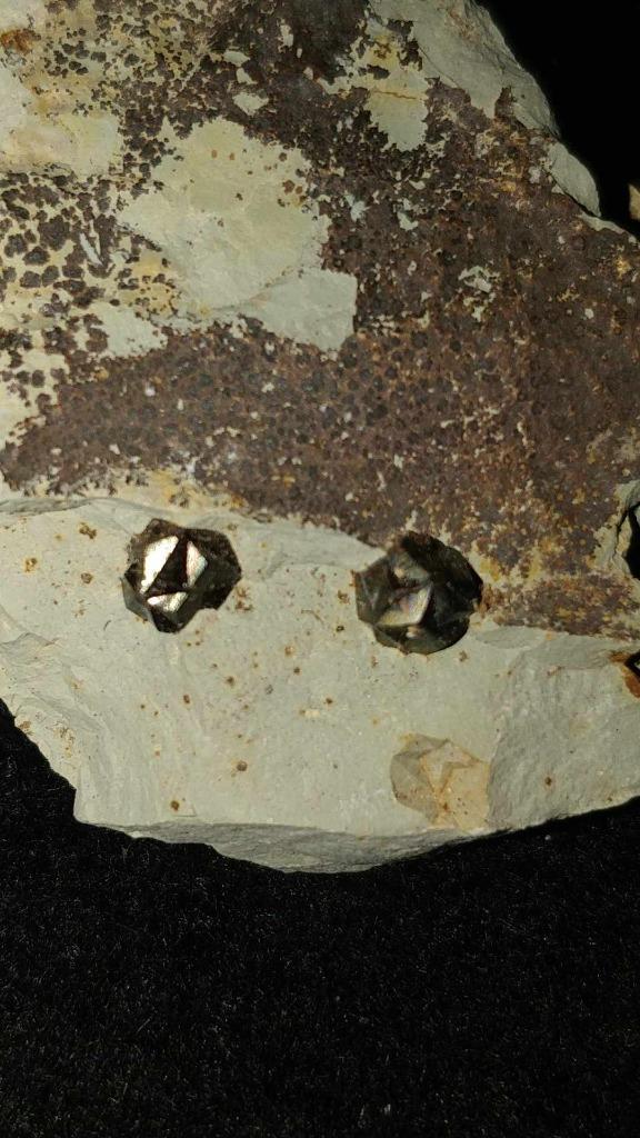 (3x) Eisernes Kreuz (Iron cross), Maibolte groeve, Dörentrup, Verzamelen, Mineralen en Fossielen, Mineraal, Ophalen of Verzenden