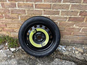 Nieuwe VW plaatwerkvelg met 4-seizoenenband (125/70R16 96M) beschikbaar voor biedingen