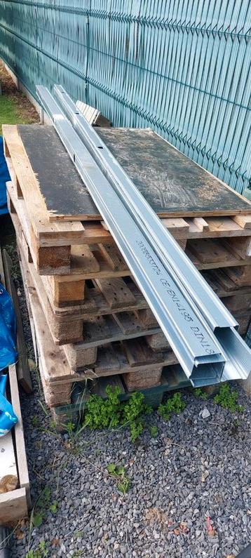 4 metal stud neuf  faire offre  beschikbaar voor biedingen