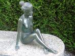 statue femme nue assise 2 mains au sol en bronze pat vert ., Jardin & Terrasse, Statues de jardin, Autres types, Autres matériaux