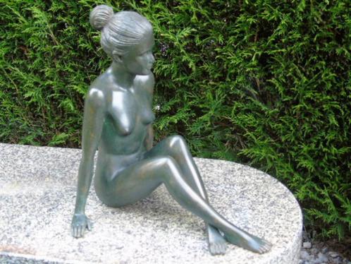 statue femme nue assise 2 mains au sol en bronze pat vert ., Jardin & Terrasse, Statues de jardin, Neuf, Autres types, Autres matériaux