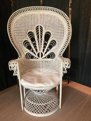 Prachtig uitgewerkte emanuella chair beschikbaar voor biedingen