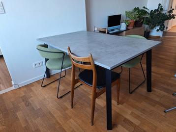 Eettafel 4 tot 6 personen beschikbaar voor biedingen