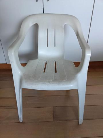 4 witte tuinstoelen beschikbaar voor biedingen