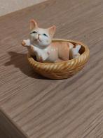 Vintage beeldje / katje in een mandje, Verzamelen, Verzenden, Zo goed als nieuw, Dier