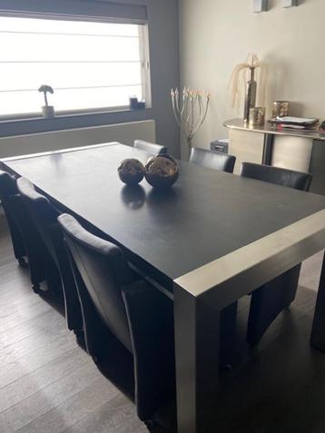 Eettafel beschikbaar voor biedingen
