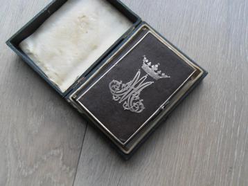 Antiek missaal uit 1860 versierd met zilver beschikbaar voor biedingen