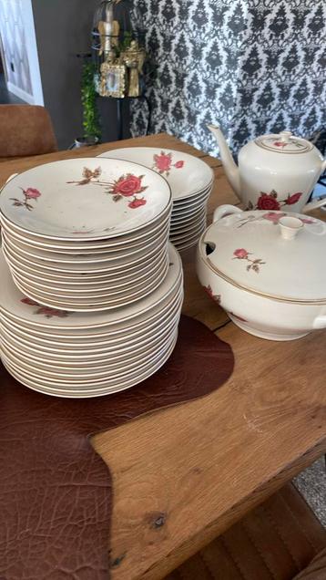 Eetservies 12 pers beschikbaar voor biedingen