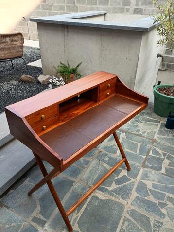 Compact bureautje in mahonie hout en bruin leder beschikbaar voor biedingen