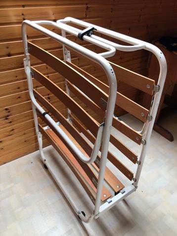 Vintage onderstel plooibed beschikbaar voor biedingen