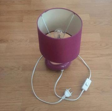 Nieuw fuchsiakleurig bedlampje/tafeltje  beschikbaar voor biedingen