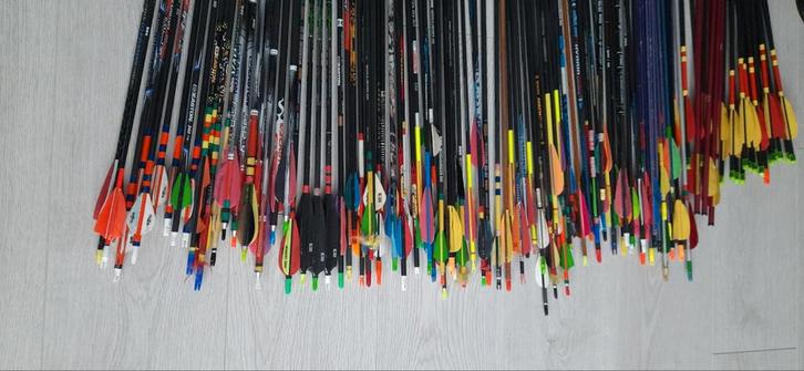 Heel veel handboog pijlen en +_ 2000 nokken KOOPJE, Sport en Fitness, Handboogschieten, Ophalen of Verzenden