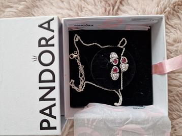 Pandora originele ketting met hanger en oorbellen.  beschikbaar voor biedingen