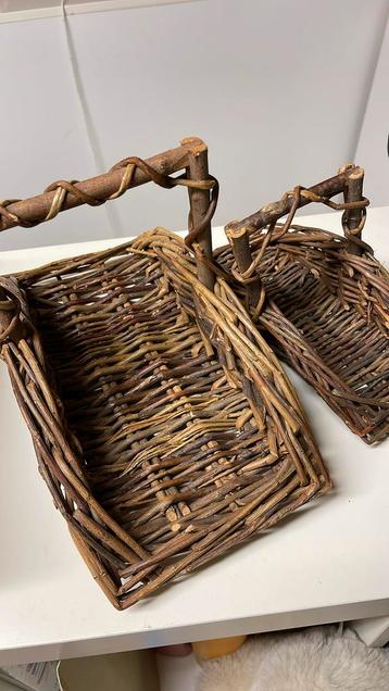 2 houten mandjes  beschikbaar voor biedingen